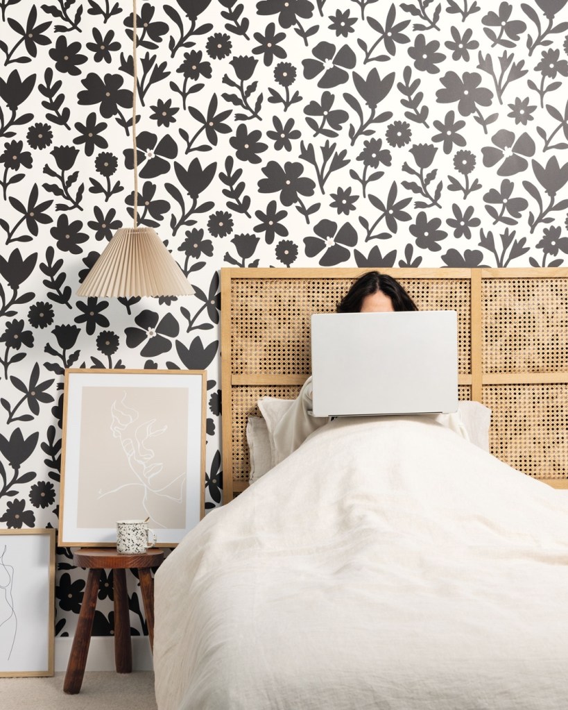 Carta da parati con motivi floreali in bianco e nero Moon Light II Caselio